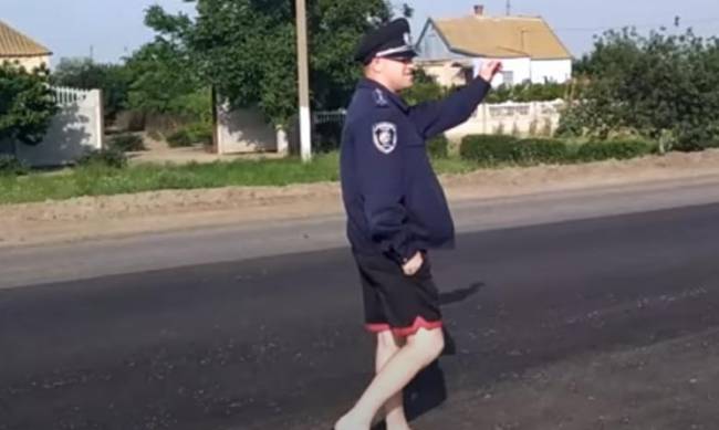 Шорты, тапочки и полицейская куртка: блогеры проверили водителей по дороге в Кирилловку  фото