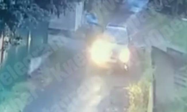 В Киеве таксист избил и вытолкал из авто пассажирку - ВИДЕО фото