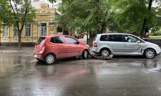 Не разминулись: в Мелитополе легковушки попали в аварию  фото