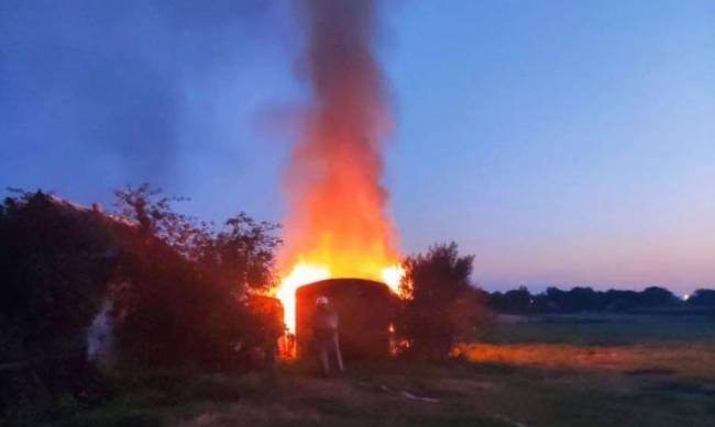В Запорожской области сгорела хозпостройка: тушили несколько часов фото