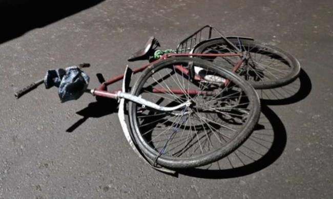 Велосипедист попал под колеса легковушки фото
