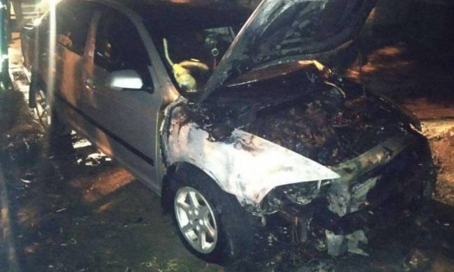  В Мелитополе семь спасателей тушили автомобиль  фото