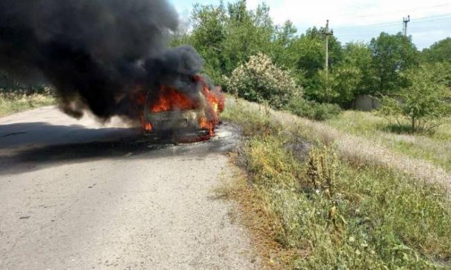 На дороге в Мелитополе загорелась легковушка  (ФОТО, ВИДЕО) фото