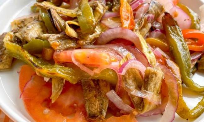 Рецепт дня: салат из запеченных баклажанов фото