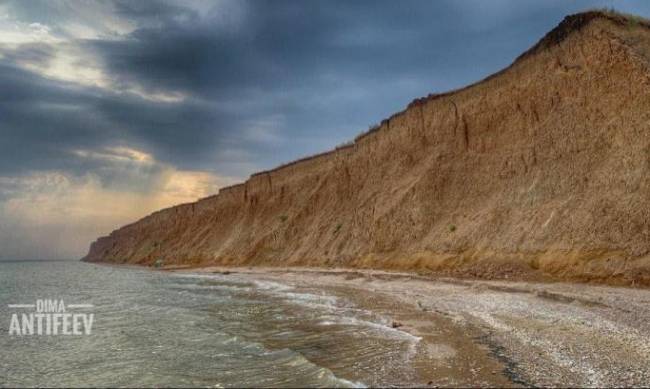 Кручи Азовского моря опасны - на отдыхающих едва не рухнула масса земли фото