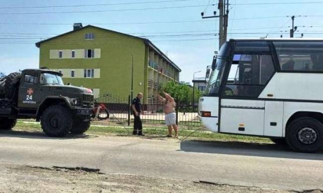 Пассажирский автобус съехал с дороги в Кирилловке  фото