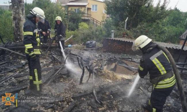 Почти два десятка спасателей тушили горящий дом  фото