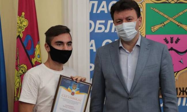 Талантливый выпускник из Мелитополя получил 10 тыс. грн за ВНО фото