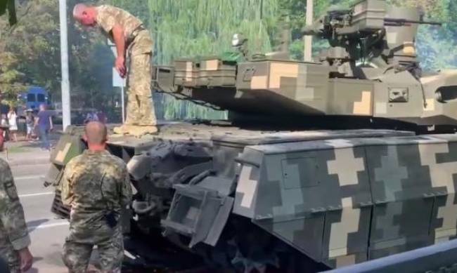 Репетиция парада в Киеве: танк заглох, а потом чуть не снес опору моста  фото