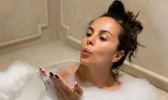 Голая в пене: Каменских в ванне показала, как надо расслабляться фото