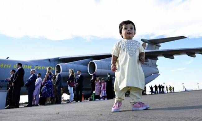 Мелитопольский ИЛ привез в Борисполь беженцев из Афганистана фото