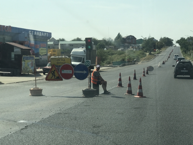 В Мелитополе в выходной день объездную закатывают в асфальт фото