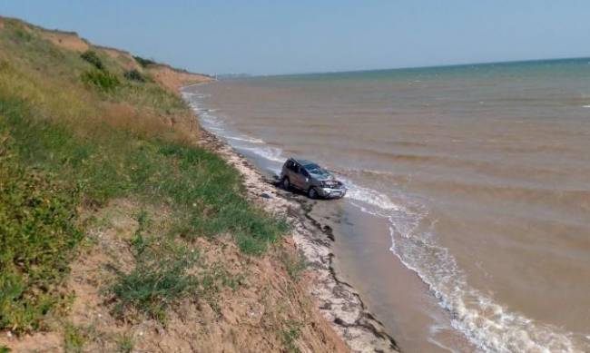 В Бердянске авто улетело с обрыва в море фото