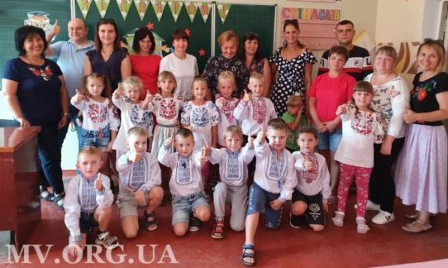 Первоклассники трех сельских школ и двух детских центров придут на День знаний в вышиванках  фото