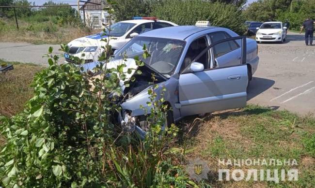 Пьяный водитель прокатил полицейского на капоте и сломал ему обе ноги фото