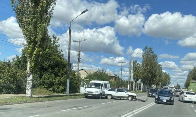 На северном въезде в Мелитополь легковушка столкнулась с грузовиком фото