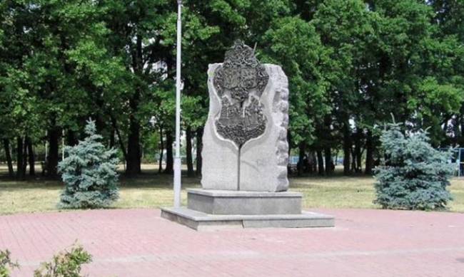В Киеве снесли памятник в честь дружбы с Москвой фото