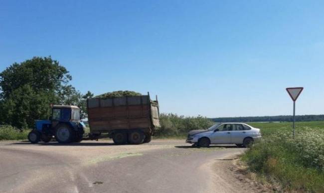 На трассе легковушка не разминулась с трактором фото