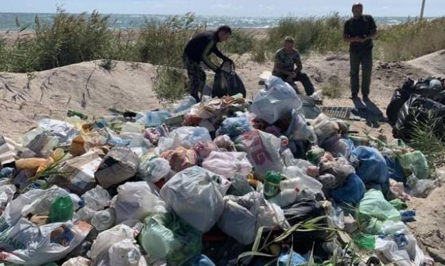 Тонны мусора убрали волонтеры на острове Бирючий  фото