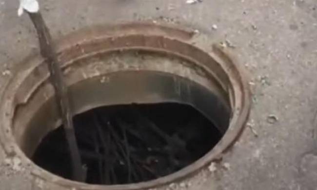 Коммунальная ловушка: в Запорожье маленькие дети провалились в канализационный люк  фото