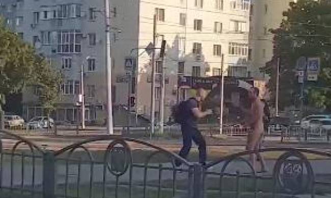 В Харькове голый мужчина посреди улицы нападал на людей фото