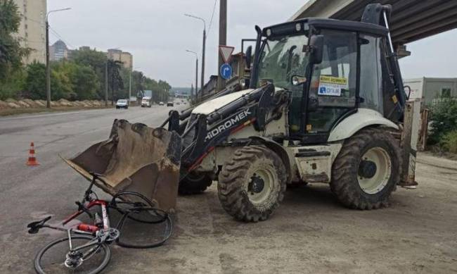 В Запорожье погиб велосипедист: налетел на ковш трактора фото