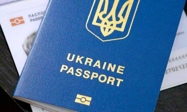 Все загранпаспорта украинцев проверят: для чего это нужно фото