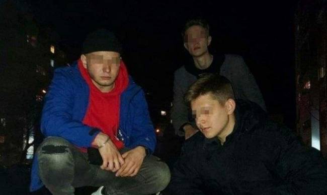 Появились фото подростков, которые избили до смерти полицейского в Чернигове фото