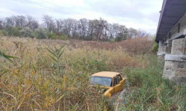 В реке под Бердянском нашли автомобиль: внутри был мужчина  фото