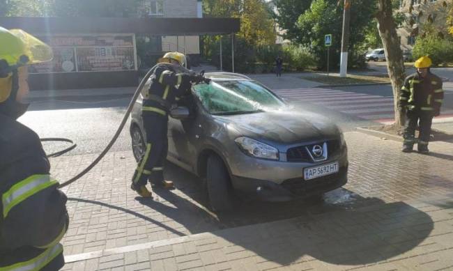 Перебдели: спасатели тушили не горящий автомобиль фото