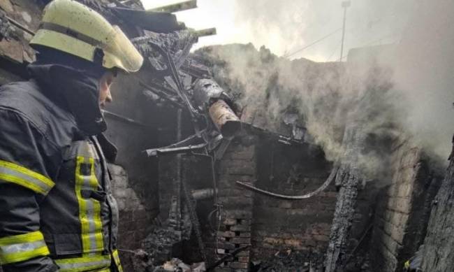 Крупный пожар в Запорожье: горел частный дом  фото