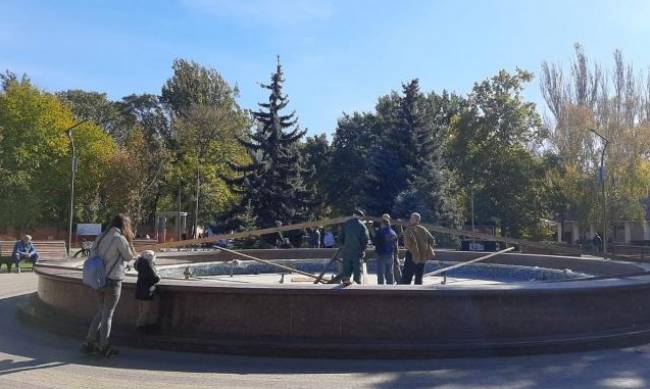 В Мелитополе парковому фонтану сказали до свидания фото