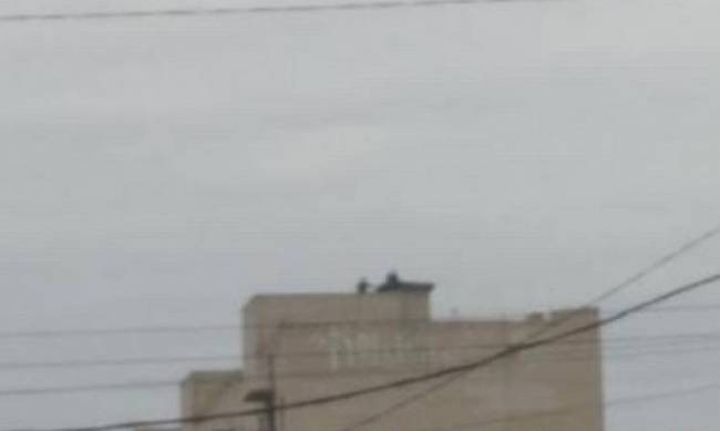 В Мелитополе молодежь лазает по крышам  фото