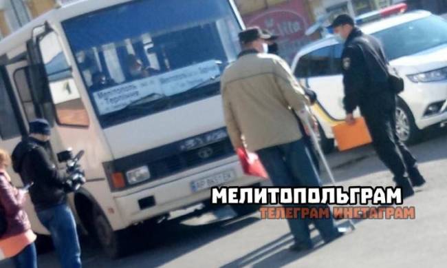 В Мелитополе на вокзале полиция проверяет сертификаты о вакцинации фото