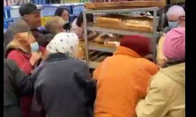 Занимают очередь с утра: пенсионеры в Житомире разгребают социальный хлеб  фото