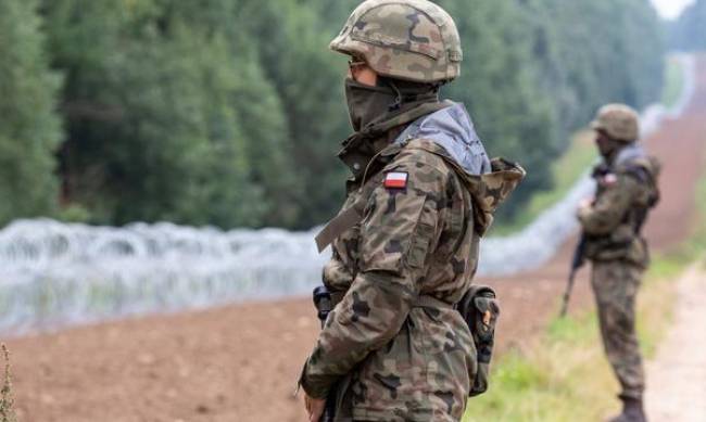 Польша заявила о боевой готовности из-за наплыва мигрантов на границе с Беларусью фото