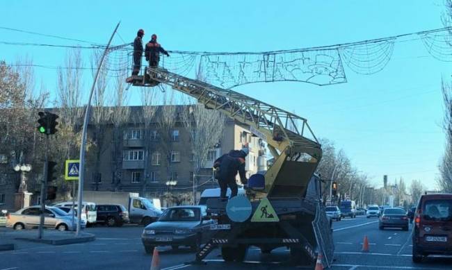 Мелитополь начали украшать к новогодним праздникам фото