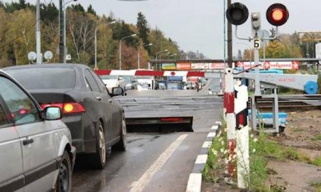  В Боярке властелин шлагбаума устроил бешеную пробку: водители пошли будить толпой  фото