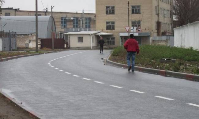 В Мелитополе тупиковый тротуар ведет под колеса авто фото