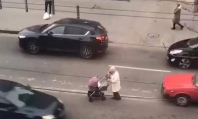 Вышла на дорогу с детской коляской и разговаривала по телефону: в Днепре бабушка шокировала сеть фото