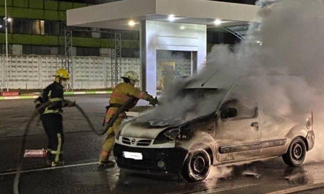 В Мелитополе ночью сгорел автомобиль: пожар попал на видео фото