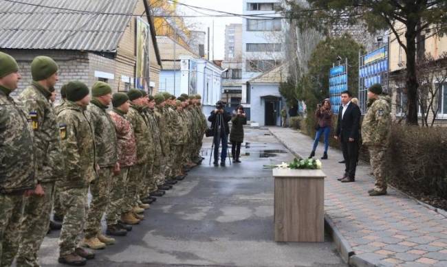 В Мелитополе чествуют военнослужащих фото