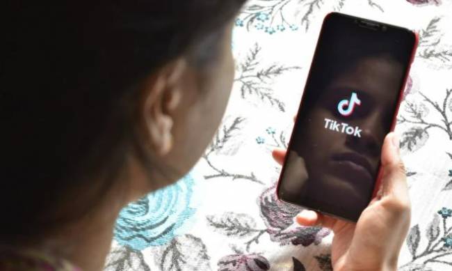 Теряют сознание и умирают: в TikTok появился новый смертельный челендж для детей фото