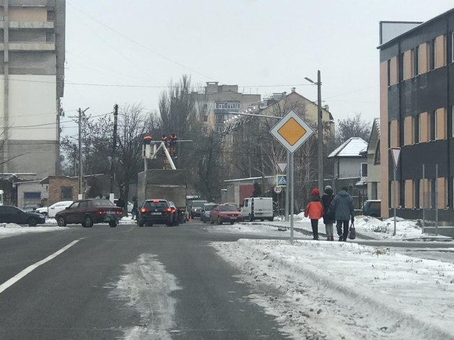 За день до наступления нового года в Мелитополе устанавливают светофор  фото