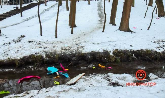 В Днепре мужчина, катаясь с ребенком на санках, врезался в дерево: есть жертвы фото