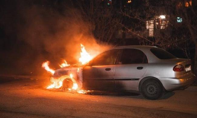 В Мелитополе горел автомобиль - говорят не первый в семье фото