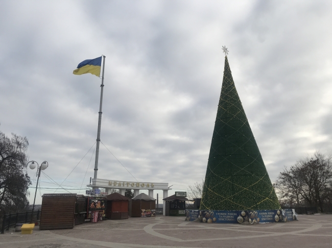 В Мелитополе на площади разбирают аттракционы  фото