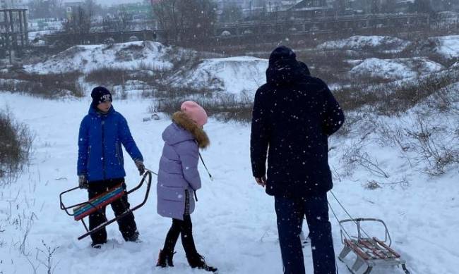 На трассе мотокросса собрались любители зимних развлечений фото