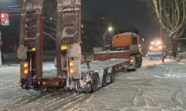 В Мелитополе грузовой транспорт буксует и не может проехать фото