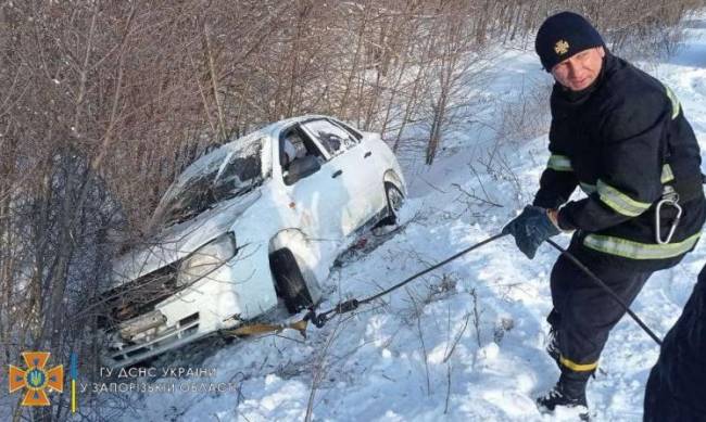 Посидите дома: спасатели достают машины из кюветов фото